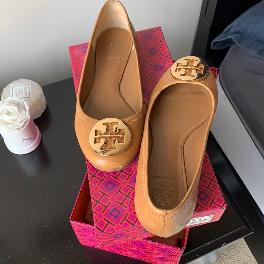 Barely worn tan /gold Tory Burch Reva Balker Flat
